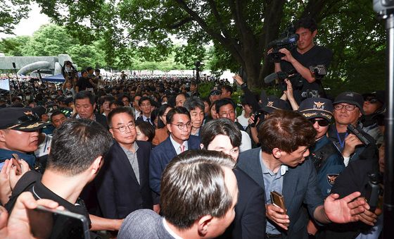 올림픽공원 개표소 내부 진입 시도하는 국조특위