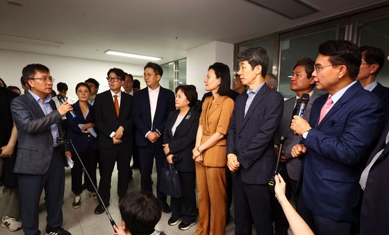 송파구선관위로부터 투표지 보관 보고받는 윤상현 위원장