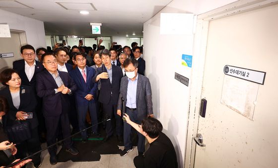 잠실 개표소 내부 진입한 국조특위