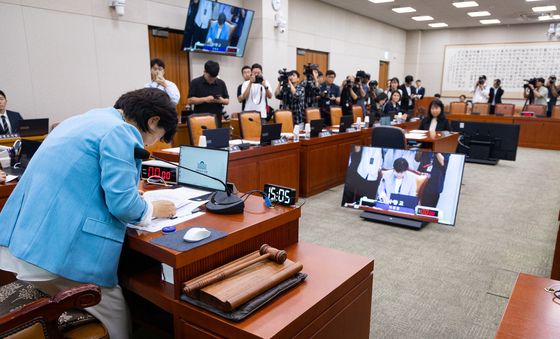 인사하는 서영교 국회 법제사법위원장