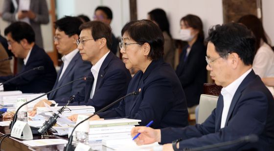 제6차 국민연금기금운용위원회 주재하는 정은경 장관