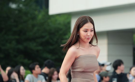 김희정, 과감한 옆트임
