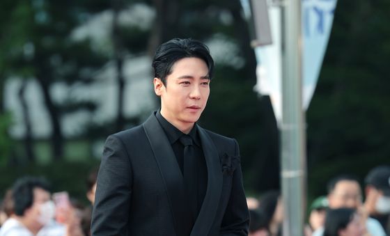레드카펫 밟은 에녹