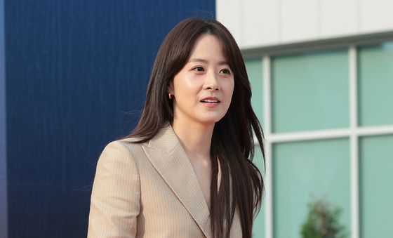 레드카펫 밞는 류현경