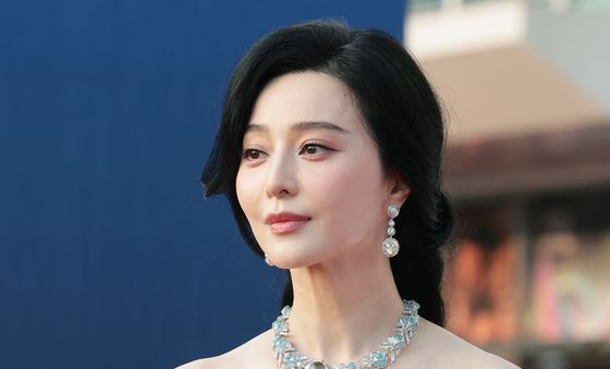 '44세' 판빙빙, 뱀파이어 미모