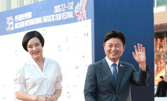 레드카펫 밟는 장미희·조용익 조직위원장