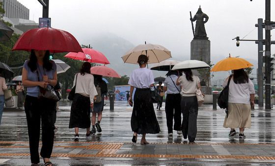 '출근길 우산 필수'