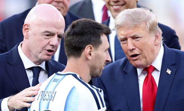 트럼프 美 대통령·인판티노 FIFA 회장 사이 지나는 메시