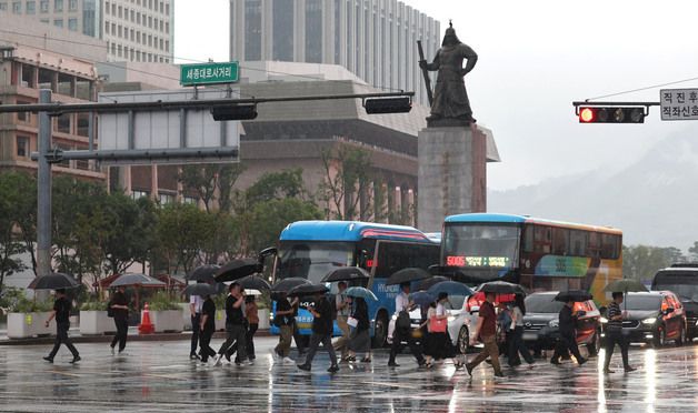 '출근길 우산 챙기세요'