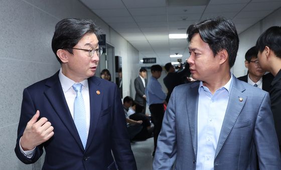 김현정 의원과 대화하는 이억원 위원장