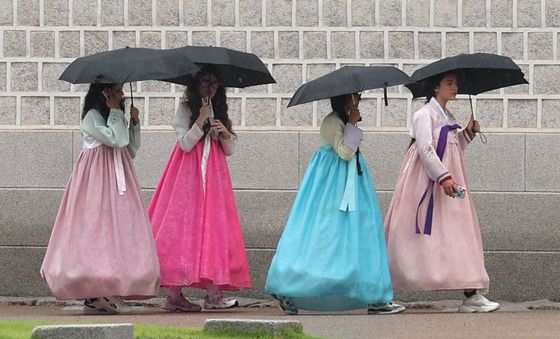 비오는 날, 한복입고 여행하는 관광객들
