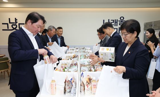 취약계층에게 전달할 물품 포장하는 정은경 장관과 최태원 회장