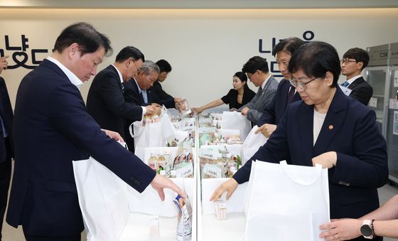 취약계층에게 전달할 물품 포장하는 정은경 장관과 최태원 회장