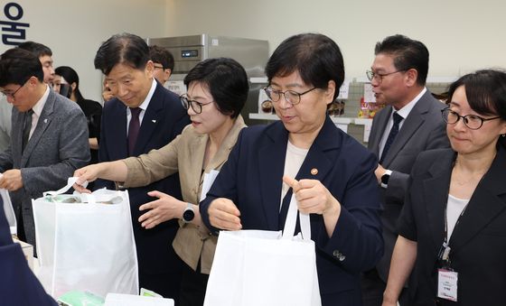 취약계층에게 전달할 물품 포장하는 정은경 장관