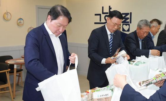 취약계층에게 전달할 물품 포장하는 최태원 회장
