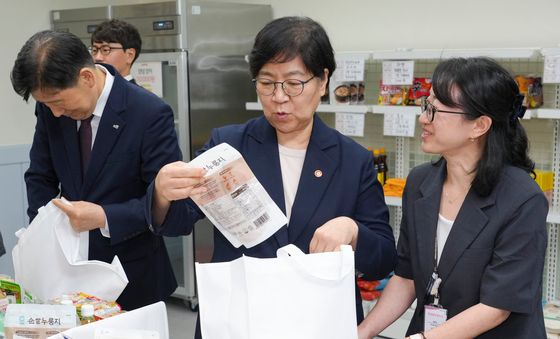 취약계층에게 전달할 물품 포장하는 정은경 장관