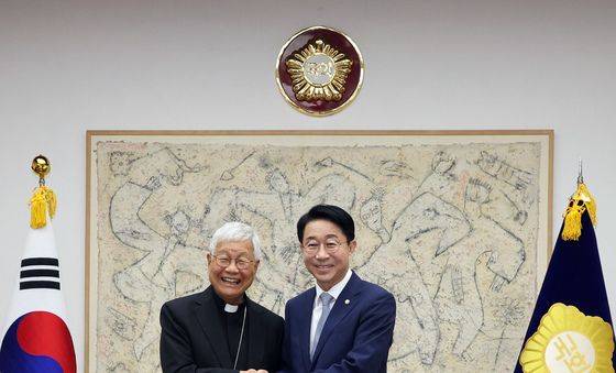 기념 촬영하는 조정식 국회의장과 유흥식 추기경