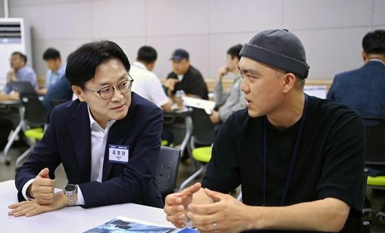 M.AX 카라반 상담장 현장 방문한 김정관 장관