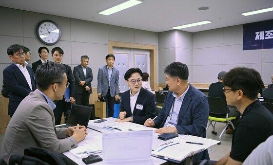 김정관 산업장관, M.AX 카라반 상담장 현장 방문