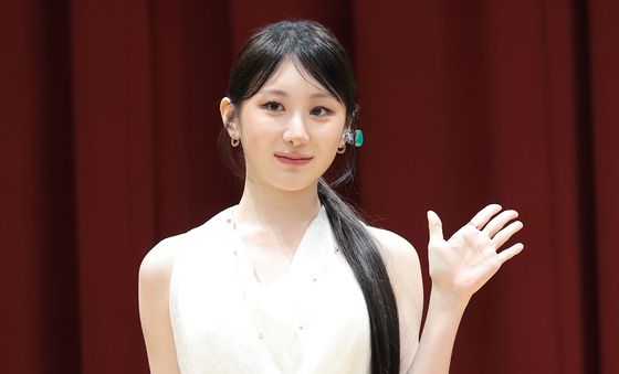 이채연, 아름다운 손 인사