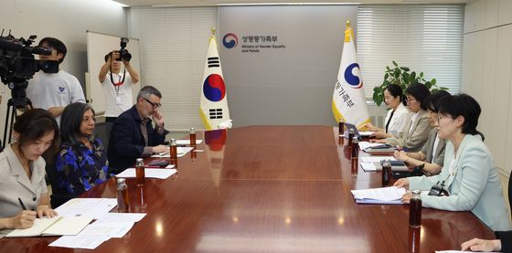 원민경 장관, 오픈소사이어티재단 회장과 면담