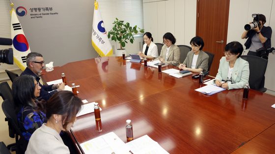 오픈소사이어티재단 회장과 면담하는 원민경 장관