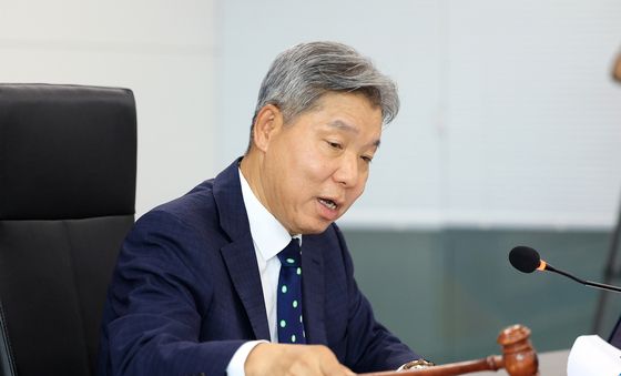 의사봉 두드리는 이영진 위원장, 배재고 징계 재심의