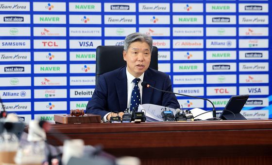 발언하는 이영진 위원장