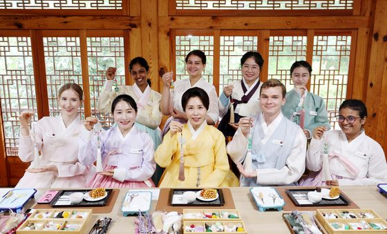 김혜경 여사, 전통공예 '노리개' 제작 체험