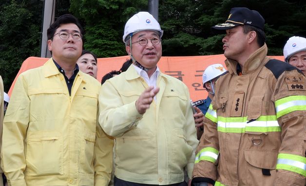 브리핑 받는 윤호중 장관