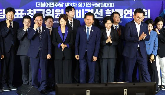민주당사에 모인 당대표·최고위원 후보들