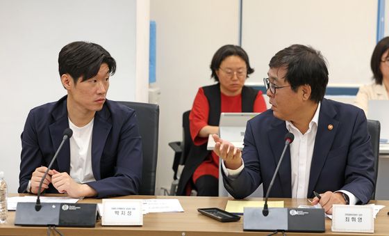 대화하는 최휘영 장관과 박지성 공동위원장