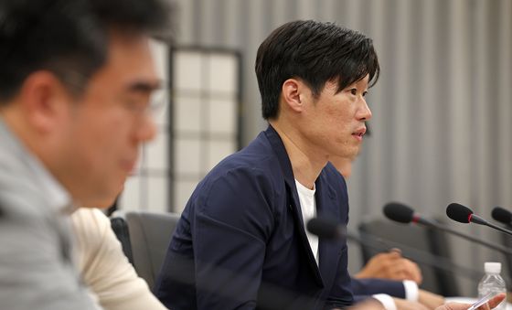 발언하는 박지성 공동위원장