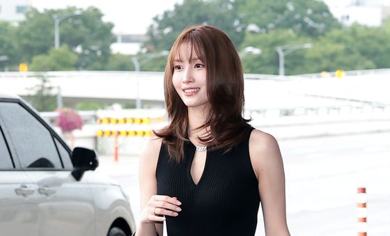모모, 출국