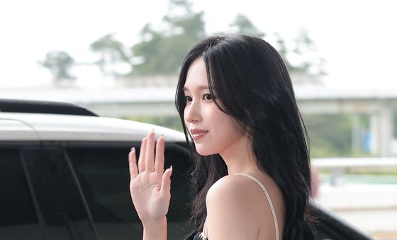 미나, 눈부신 인사