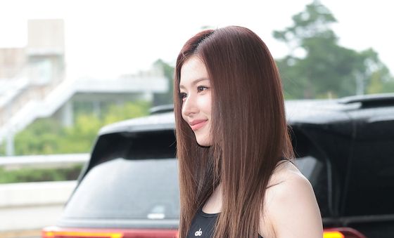 사나, 출국