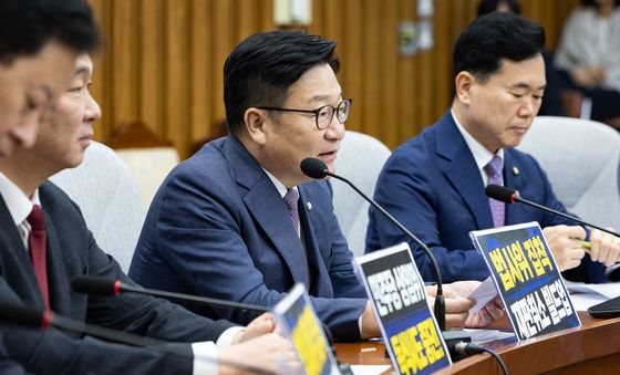 원내대책회의 발언하는 정점식 원내대표