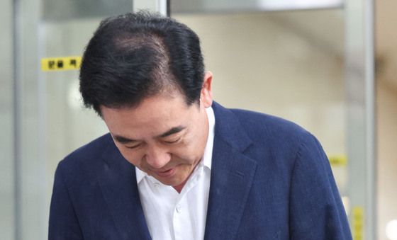 고개 숙이는 윤희근 전 경찰청장