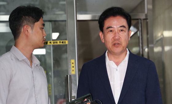 질문 받는 윤희근 전 경찰청장