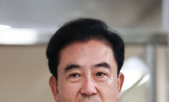 질문 받는 윤희근 전 경찰청장