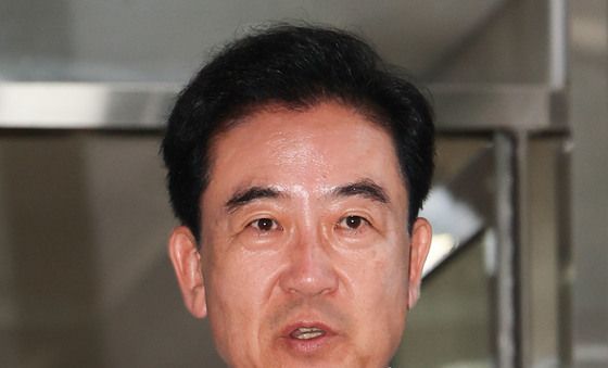 질문 받는 윤희근 전 경찰청장
