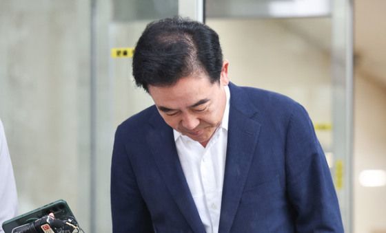 고개 숙이는 윤희근 전 경찰청장