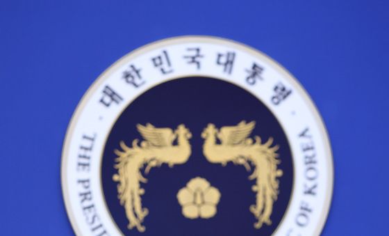 국무회의 참석하는 이재명 대통령