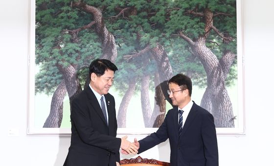 종합특검 연장법 필리버스터 논의 위해 만난 한병도·김준형