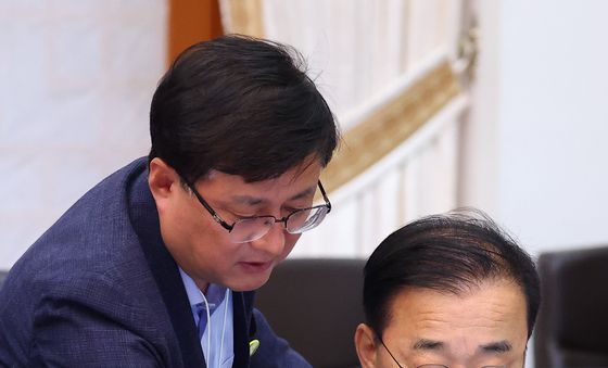 대화하는 김윤덕·김성환 장관