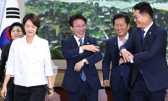與 당권주자들 '박장대소'
