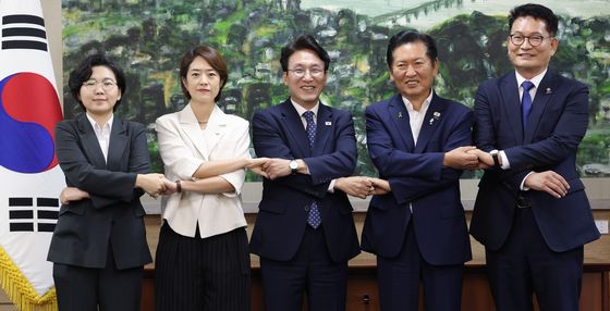 손 맞잡은 민주당 당대표 후보자들