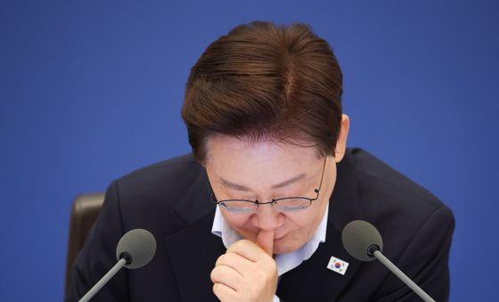 자료 살펴보는 이재명 대통령