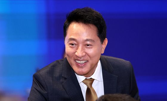참석자들과 인사 나누는 오세훈 서울시장
