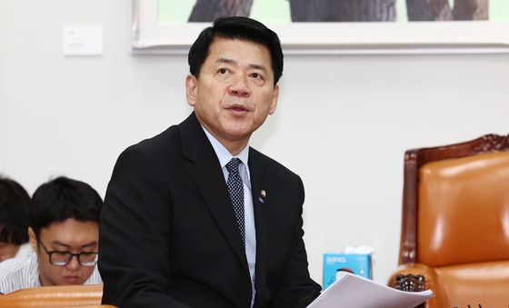 필리버스터 종결 관련 발언하는 김준형 대표 권한대행